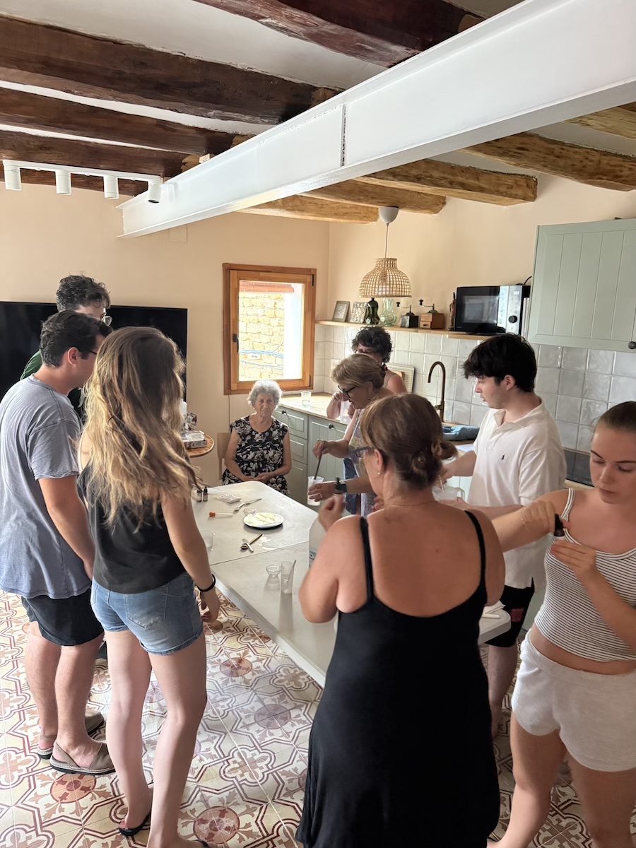 Grup participant en un taller de cosmètica natural al voltant d'una taula